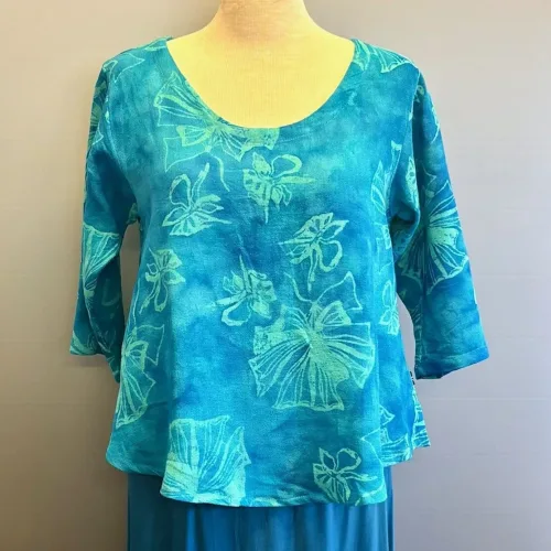 Leli Bluse med Hør - Turkis Fleur, lagoon, 33, lyseblå, turkis, havfarver, kort, feminin, vidde,klædelig, kort, a-snit, a-form, diva, hørbluse, halvlange ærmer, struktur, vævet, batik, batiktryk, håndtrykt, batikfarvet, holdbar, kvalitet, bæredygtig, holdbare, naturlige, biti, ribe