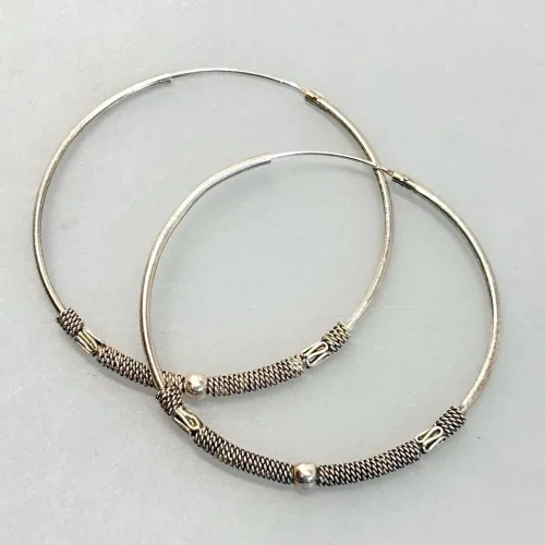 Ø 50 mm Creoler Sølv med Kugle Oxideret Snoning og S-Mønster, BL, SØ 099-20, lette, store, kæmpe hoops, giga store, stacking, statement, smykker, statement øreringe, chunky, specielle, oxyderede, oxiderede, mørkt sølv, mønster, mønstrede, runde øreringe, runde ringe, ægte sølv, sterling sølv, ren sølv, ægte, billige, holdbare, boho, bali, hippie, hippe, cool, seje, hipster, Biti, moderne, nyheder, nyhed, nye, Maanesten, Stine A, unikke, unika, unik, stil, stilede, stilige, festlige, Biti, Ribe