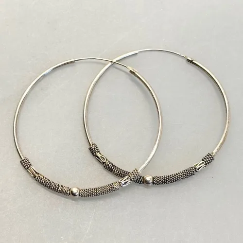 Ø 50 mm Creoler Sølv med Kugle Oxideret Snoning og S-Mønster, BL, SØ 099-20, lette, store, kæmpe hoops, giga store, stacking, statement, smykker, statement øreringe, chunky, specielle, oxyderede, oxiderede, mørkt sølv, mønster, mønstrede, runde øreringe, runde ringe, ægte sølv, sterling sølv, ren sølv, ægte, billige, holdbare, boho, bali, hippie, hippe, cool, seje, hipster, Biti, moderne, nyheder, nyhed, nye, Maanesten, Stine A, unikke, unika, unik, stil, stilede, stilige, festlige, Biti, Ribe