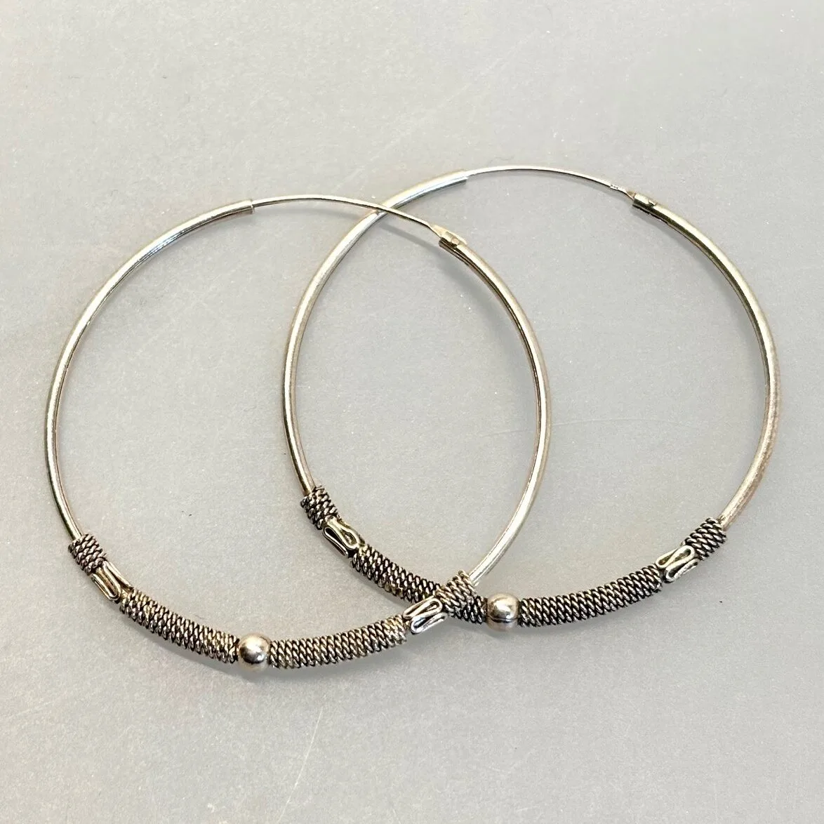 Ø 50 mm Creoler Sølv med Kugle Oxideret Snoning og S-Mønster Ø 50 mm Creoler Sølv med Kugle Oxideret Snoning og S-Mønster, BL, SØ 099-20, lette, store, kæmpe hoops, giga store, stacking, statement, smykker, statement øreringe, chunky, specielle, oxyderede, oxiderede, mørkt sølv, mønster, mønstrede, runde øreringe, runde ringe, ægte sølv, sterling sølv, ren sølv, ægte, billige, holdbare, boho, bali, hippie, hippe, cool, seje, hipster, Biti, moderne, nyheder, nyhed, nye, Maanesten, Stine A, unikke, unika, unik, stil, stilede, stilige, festlige, Biti, Ribe