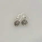 Ørehængere i Sølv - Keltisk Flettet Knude Lille. KD, 15495, keltisk, flet, knude, fletværk, uendelig, infinity, evig, kærlighed, hjerter, elsker dig for evigt, kærlighedsamulet, valentine, lette, elegante, gave, gaveide, student, studentergave, specielle, smukke, lys sølv, nikkelfri, enamel, maanesten, stine a, jane kønig, dansk, design, museumssmykker, vikingesmykker, fund, kopi, original, biti, ribe, tilbud, billige, smarte, stilige, stilede, øreringe,