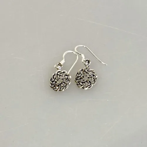 Ørehængere i Sølv - Keltisk Flettet Knude Lille. KD, 15495, keltisk, flet, knude, fletværk, uendelig, infinity, evig, kærlighed, hjerter, elsker dig for evigt, kærlighedsamulet, valentine, lette, elegante, gave, gaveide, student, studentergave, specielle, smukke, lys sølv, nikkelfri, enamel, maanesten, stine a, jane kønig, dansk, design, museumssmykker, vikingesmykker, fund, kopi, original, biti, ribe, tilbud, billige, smarte, stilige, stilede, øreringe,