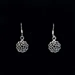 Ørehængere i Sølv - Keltisk Flettet Knude Lille. KD, 15495, keltisk, flet, knude, fletværk, uendelig, infinity, evig, kærlighed, hjerter, elsker dig for evigt, kærlighedsamulet, valentine, lette, elegante, gave, gaveide, student, studentergave, specielle, smukke, lys sølv, nikkelfri, enamel, maanesten, stine a, jane kønig, dansk, design, museumssmykker, vikingesmykker, fund, kopi, original, biti, ribe, tilbud, billige, smarte, stilige, stilede, øreringe,