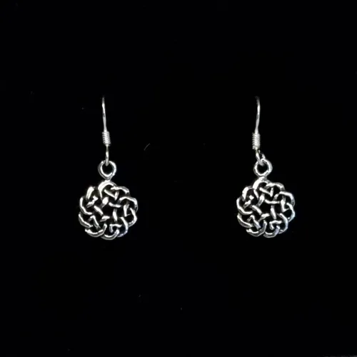 Ørehængere i Sølv - Keltisk Flettet Knude Lille. KD, 15495, keltisk, flet, knude, fletværk, uendelig, infinity, evig, kærlighed, hjerter, elsker dig for evigt, kærlighedsamulet, valentine, lette, elegante, gave, gaveide, student, studentergave, specielle, smukke, lys sølv, nikkelfri, enamel, maanesten, stine a, jane kønig, dansk, design, museumssmykker, vikingesmykker, fund, kopi, original, biti, ribe, tilbud, billige, smarte, stilige, stilede, øreringe,