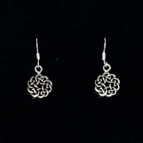Ørehængere i Sølv - Keltisk Flettet Knude Lille. KD, 15495, keltisk, flet, knude, fletværk, uendelig, infinity, evig, kærlighed, hjerter, elsker dig for evigt, kærlighedsamulet, valentine, lette, elegante, gave, gaveide, student, studentergave, specielle, smukke, lys sølv, nikkelfri, enamel, maanesten, stine a, jane kønig, dansk, design, museumssmykker, vikingesmykker, fund, kopi, original, biti, ribe, tilbud, billige, smarte, stilige, stilede, øreringe,