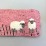 Penalhus i Filtet Uld med 2 Får, Tuddi Billo, FA3336F, lam, marskfår, marsklam, vadehavet, nationalpark, ribe, penalhus, håndlavet, filtet, uld, uldfilt, sødt, til børn, biti, ribe, gave, gaveide