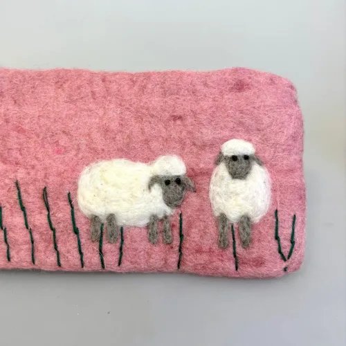 Penalhus i Filtet Uld med 2 Får, Tuddi Billo, FA3336F, lam, marskfår, marsklam, vadehavet, nationalpark, ribe, penalhus, håndlavet, filtet, uld, uldfilt, sødt, til børn, biti, ribe, gave, gaveide