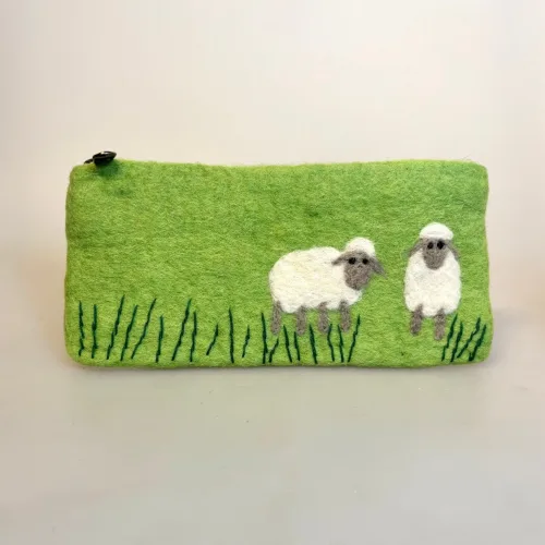 Penalhus i Filtet Uld med 2 Får, Tuddi Billo, FA3336F, lam, marskfår, marsklam, vadehavet, nationalpark, ribe, penalhus, håndlavet, filtet, uld, uldfilt, sødt, til børn, biti, ribe, gave, gaveide