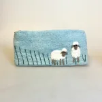 Penalhus i Filtet Uld med 2 Får, Tuddi Billo, FA3336F, lam, marskfår, marsklam, vadehavet, nationalpark, ribe, penalhus, håndlavet, filtet, uld, uldfilt, sødt, til børn, biti, ribe, gave, gaveide