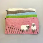 Penalhus i Filtet Uld med 2 Får, Tuddi Billo, FA3336F, lam, marskfår, marsklam, vadehavet, nationalpark, ribe, penalhus, håndlavet, filtet, uld, uldfilt, sødt, til børn, biti, ribe, gave, gaveide