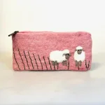 Penalhus i Filtet Uld med 2 Får, Tuddi Billo, FA3336F, lam, marskfår, marsklam, vadehavet, nationalpark, ribe, penalhus, håndlavet, filtet, uld, uldfilt, sødt, til børn, biti, ribe, gave, gaveide