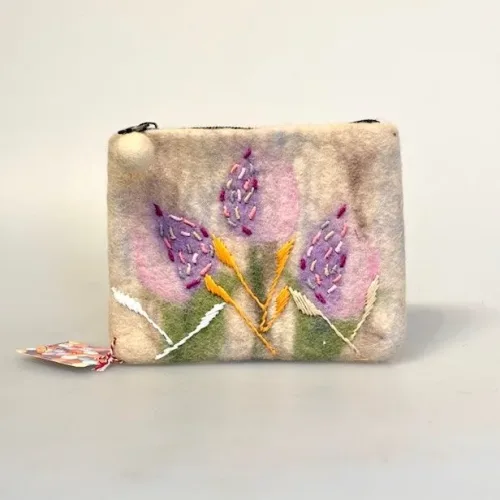 Pung i Filtet Uld - Naturhvid med Tulipaner, blomster, blomstereng, forår, filtpung, kosmetik, organizer, pengepung, feminin, piger, damer, fin, sød, håndlavet, kunsthåndværk, fairtrade, bæredygtig, uld, biti, ribe, tulipanfesten,