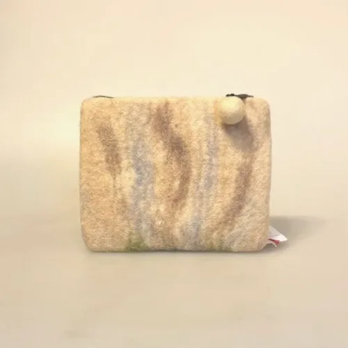 Pung i Filtet Uld - Naturhvid med Tulipaner, blomster, blomstereng, forår, filtpung, kosmetik, organizer, pengepung, feminin, piger, damer, fin, sød, håndlavet, kunsthåndværk, fairtrade, bæredygtig, uld, biti, ribe, tulipanfesten,