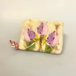 Pung i Filtet Uld - Naturhvid med Tulipaner, blomster, blomstereng, forår, filtpung, kosmetik, organizer, pengepung, feminin, piger, damer, fin, sød, håndlavet, kunsthåndværk, fairtrade, bæredygtig, uld, biti, ribe, tulipanfesten,