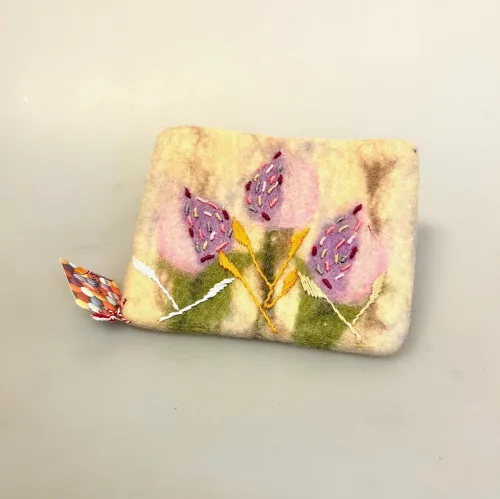 Pung i Filtet Uld - Naturhvid med Tulipaner, blomster, blomstereng, forår, filtpung, kosmetik, organizer, pengepung, feminin, piger, damer, fin, sød, håndlavet, kunsthåndværk, fairtrade, bæredygtig, uld, biti, ribe, tulipanfesten,
