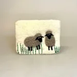 Pung i Filtet Uld med 2 Får, lam, FA 3336G, marskfår, marsklam, vadehavet, nationalpark, ribe, penalhus, håndlavet, filtet, uld, uldfilt, sødt, til børn, biti, ribe, gave, gaveide, pastelfarver, børnepung, piger, drenge, til børn, sød, fin, nuttet, påske, påskegave, påskeæg, lommepenge