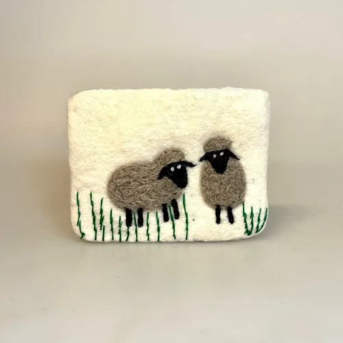 Pung i Filtet Uld med 2 Får, lam, FA 3336G, marskfår, marsklam, vadehavet, nationalpark, ribe, penalhus, håndlavet, filtet, uld, uldfilt, sødt, til børn, biti, ribe, gave, gaveide, pastelfarver, børnepung, piger, drenge, til børn, sød, fin, nuttet, påske, påskegave, påskeæg, lommepenge