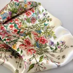 Silketørklæde Bandana Mellem - Creme med Blomsterflor, blomster, buket, frisk, yndig, flot, poetisk, lækkert, kvalitet, mellemstort, kvadratisk, firkantet, silkesati, fed, ren, silke, smukt, blomstermotiv, forår, sommer, lyst, kønt, smart, dior, christian, designer, accessoires, tilbehør, elfenbensfarvet, farver, gave, gaveide, konfirmation, 2025, biti, ribe, konfirmand,