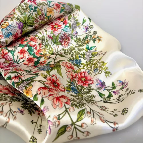 Silketørklæde Bandana Mellem - Creme med Blomsterflor, blomster, buket, frisk, yndig, flot, poetisk, lækkert, kvalitet, mellemstort, kvadratisk, firkantet, silkesati, fed, ren, silke, smukt, blomstermotiv, forår, sommer, lyst, kønt, smart, dior, christian, designer, accessoires, tilbehør, elfenbensfarvet, farver, gave, gaveide, konfirmation, 2025, biti, ribe, konfirmand,