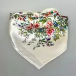 Silketørklæde Bandana Mellem - Creme med Blomsterflor, blomster, buket, frisk, yndig, flot, poetisk, lækkert, kvalitet, mellemstort, kvadratisk, firkantet, silkesati, fed, ren, silke, smukt, blomstermotiv, forår, sommer, lyst, kønt, smart, dior, christian, designer, accessoires, tilbehør, elfenbensfarvet, farver, gave, gaveide, konfirmation, 2025, biti, ribe, konfirmand,