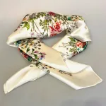 Silketørklæde Bandana Mellem - Creme med Blomsterflor, blomster, buket, frisk, yndig, flot, poetisk, lækkert, kvalitet, mellemstort, kvadratisk, firkantet, silkesati, fed, ren, silke, smukt, blomstermotiv, forår, sommer, lyst, kønt, smart, dior, christian, designer, accessoires, tilbehør, elfenbensfarvet, farver, gave, gaveide, konfirmation, 2025, biti, ribe, konfirmand,
