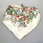 Silketørklæde Bandana Mellem - Creme med Blomsterflor, blomster, buket, frisk, yndig, flot, poetisk, lækkert, kvalitet, mellemstort, kvadratisk, firkantet, silkesati, fed, ren, silke, smukt, blomstermotiv, forår, sommer, lyst, kønt, smart, dior, christian, designer, accessoires, tilbehør, elfenbensfarvet, farver, gave, gaveide, konfirmation, 2025, biti, ribe, konfirmand,