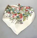 Silketørklæde Bandana Mellem - Creme med Blomsterflor, blomster, buket, frisk, yndig, flot, poetisk, lækkert, kvalitet, mellemstort, kvadratisk, firkantet, silkesati, fed, ren, silke, smukt, blomstermotiv, forår, sommer, lyst, kønt, smart, dior, christian, designer, accessoires, tilbehør, elfenbensfarvet, farver, gave, gaveide, konfirmation, 2025, biti, ribe, konfirmand,