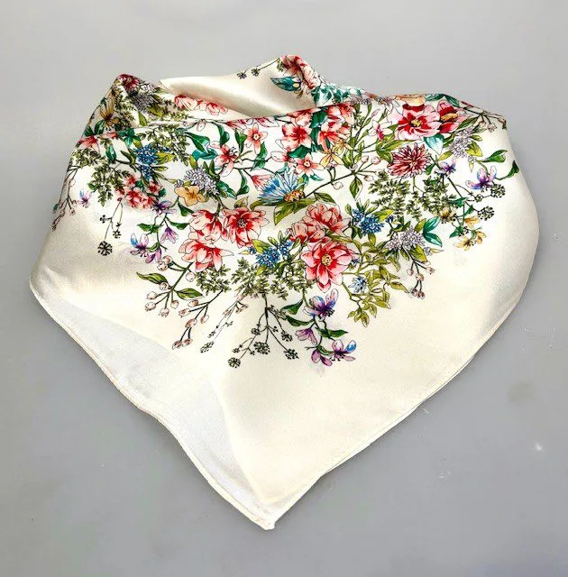 Silketørklæde Bandana Mellem - Creme med Blomsterflor Silketørklæde Bandana Mellem - Creme med Blomsterflor, blomster, buket, frisk, yndig, flot, poetisk, lækkert, kvalitet, mellemstort, kvadratisk, firkantet, silkesati, fed, ren, silke, smukt, blomstermotiv, forår, sommer, lyst, kønt, smart, dior, christian, designer, accessoires, tilbehør, elfenbensfarvet, farver, gave, gaveide, konfirmation, 2025, biti, ribe, konfirmand,