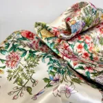 Silketørklæde Bandana Mellem - Creme med Blomsterflor, blomster, buket, frisk, yndig, flot, poetisk, lækkert, kvalitet, mellemstort, kvadratisk, firkantet, silkesati, fed, ren, silke, smukt, blomstermotiv, forår, sommer, lyst, kønt, smart, dior, christian, designer, accessoires, tilbehør, elfenbensfarvet, farver, gave, gaveide, konfirmation, 2025, biti, ribe, konfirmand,