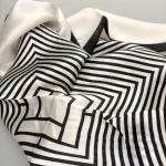 Silketørklæde Bandana Naturhvidt med Sorte Striber M, mellemstort, stribet, ensfarvet, stiligt, stilfuldt, enkelt, klassisk, simpelt, elegant, lækkert, kvalitet, lille, kvadratisk, silkesatin, fed, silke, satin, blank, luksuriøst, klasse, damer, smart, forår, 2025, moderne, louis vuitton, taske, bandeau, gave, gaveide, biti, ribe, alexandra,