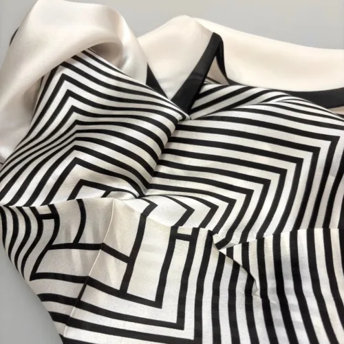 Silketørklæde Bandana Naturhvidt med Sorte Striber M, mellemstort, stribet, ensfarvet, stiligt, stilfuldt, enkelt, klassisk, simpelt, elegant, lækkert, kvalitet, lille, kvadratisk, silkesatin, fed, silke, satin, blank, luksuriøst, klasse, damer, smart, forår, 2025, moderne, louis vuitton, taske, bandeau, gave, gaveide, biti, ribe, alexandra,