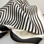 Silketørklæde Bandana Naturhvidt med Sorte Striber M, mellemstort, stribet, ensfarvet, stiligt, stilfuldt, enkelt, klassisk, simpelt, elegant, lækkert, kvalitet, lille, kvadratisk, silkesatin, fed, silke, satin, blank, luksuriøst, klasse, damer, smart, forår, 2025, moderne, louis vuitton, taske, bandeau, gave, gaveide, biti, ribe, alexandra,