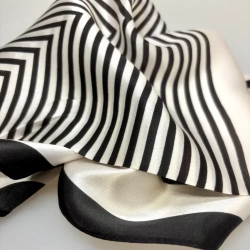 Silketørklæde Bandana Naturhvidt med Sorte Striber M, mellemstort, stribet, ensfarvet, stiligt, stilfuldt, enkelt, klassisk, simpelt, elegant, lækkert, kvalitet, lille, kvadratisk, silkesatin, fed, silke, satin, blank, luksuriøst, klasse, damer, smart, forår, 2025, moderne, louis vuitton, taske, bandeau, gave, gaveide, biti, ribe, alexandra,