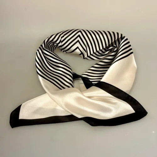 Silketørklæde Bandana Naturhvidt med Sorte Striber M, mellemstort, stribet, ensfarvet, stiligt, stilfuldt, enkelt, klassisk, simpelt, elegant, lækkert, kvalitet, lille, kvadratisk, silkesatin, fed, silke, satin, blank, luksuriøst, klasse, damer, smart, forår, 2025, moderne, louis vuitton, taske, bandeau, gave, gaveide, biti, ribe, alexandra,