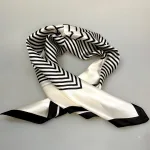 Silketørklæde Bandana Naturhvidt med Sorte Striber M, mellemstort, stribet, ensfarvet, stiligt, stilfuldt, enkelt, klassisk, simpelt, elegant, lækkert, kvalitet, lille, kvadratisk, silkesatin, fed, silke, satin, blank, luksuriøst, klasse, damer, smart, forår, 2025, moderne, louis vuitton, taske, bandeau, gave, gaveide, biti, ribe, alexandra,