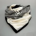 Silketørklæde Bandana Naturhvidt med Sorte Striber M, mellemstort, stribet, ensfarvet, stiligt, stilfuldt, enkelt, klassisk, simpelt, elegant, lækkert, kvalitet, lille, kvadratisk, silkesatin, fed, silke, satin, blank, luksuriøst, klasse, damer, smart, forår, 2025, moderne, louis vuitton, taske, bandeau, gave, gaveide, biti, ribe, alexandra,