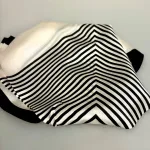 Silketørklæde Bandana Naturhvidt med Sorte Striber M, mellemstort, stribet, ensfarvet, stiligt, stilfuldt, enkelt, klassisk, simpelt, elegant, lækkert, kvalitet, lille, kvadratisk, silkesatin, fed, silke, satin, blank, luksuriøst, klasse, damer, smart, forår, 2025, moderne, louis vuitton, taske, bandeau, gave, gaveide, biti, ribe, alexandra,