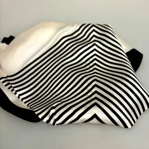 Silketørklæde Bandana Naturhvidt med Sorte Striber M, mellemstort, stribet, ensfarvet, stiligt, stilfuldt, enkelt, klassisk, simpelt, elegant, lækkert, kvalitet, lille, kvadratisk, silkesatin, fed, silke, satin, blank, luksuriøst, klasse, damer, smart, forår, 2025, moderne, louis vuitton, taske, bandeau, gave, gaveide, biti, ribe, alexandra,