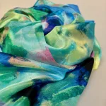 Silketørklæde Pongé 2405 XL - Blurry Flower Blå Turkis, abstrakt, blå, grøn, douce, diskrete, farver, anvendeligt, tidsløst, smart, damer, let, stort, klædeligt, moderne, elegant, silketørklæde, sjal, stola, festligt, halstørklæde, smukt, kvalitet, luksus, ren, silke, vævet, silketryk, kunstnerisk, biti, ribe, gave, gaveide, jubilæum, fødselsdag, afskedsgave,