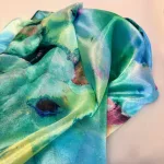 Silketørklæde Pongé 2405 XL - Blurry Flower Blå Turkis, abstrakt, blå, grøn, douce, diskrete, farver, anvendeligt, tidsløst, smart, damer, let, stort, klædeligt, moderne, elegant, silketørklæde, sjal, stola, festligt, halstørklæde, smukt, kvalitet, luksus, ren, silke, vævet, silketryk, kunstnerisk, biti, ribe, gave, gaveide, jubilæum, fødselsdag, afskedsgave,