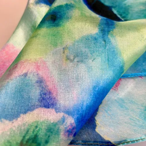 Silketørklæde Pongé 2405 XL - Blurry Flower Blå Turkis, abstrakt, blå, grøn, douce, diskrete, farver, anvendeligt, tidsløst, smart, damer, let, stort, klædeligt, moderne, elegant, silketørklæde, sjal, stola, festligt, halstørklæde, smukt, kvalitet, luksus, ren, silke, vævet, silketryk, kunstnerisk, biti, ribe, gave, gaveide, jubilæum, fødselsdag, afskedsgave,