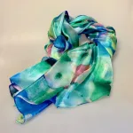 Silketørklæde Pongé 2405 XL - Blurry Flower Blå Turkis, abstrakt, blå, grøn, douce, diskrete, farver, anvendeligt, tidsløst, smart, damer, let, stort, klædeligt, moderne, elegant, silketørklæde, sjal, stola, festligt, halstørklæde, smukt, kvalitet, luksus, ren, silke, vævet, silketryk, kunstnerisk, biti, ribe, gave, gaveide, jubilæum, fødselsdag, afskedsgave,