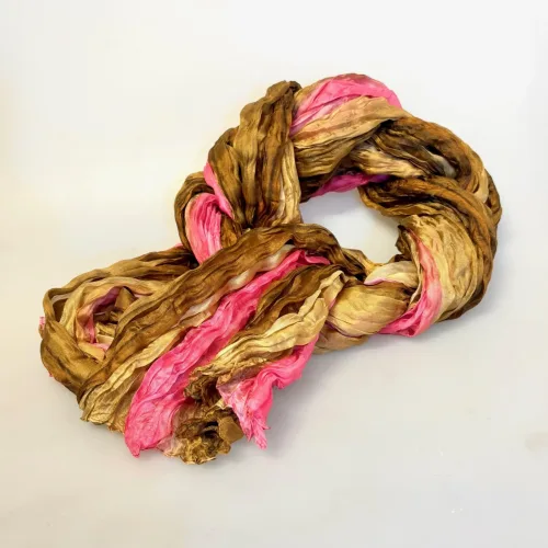 Twistet Silketørklæde 90132 Rosa Beige Brun, florenze, brun, camel, lyserød, feminin, dæmpet, snoet, krøllet, crash, ren, ægte, 100%, silke, silketørklæde, aflangt, tonet, koloreret, akvarel, tone-i-tone, ensfarvet, farvespil, sporty, elegant, smart, moderne, flot, lækkert, kvalitet, eksklusivt, damer, gave, gaveide, nordisk, stil, design, grønne, turkis, petrol, klædeligt, dansk, sjal, biti, ribe