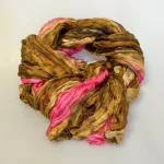 Twistet Silketørklæde 90132 Rosa Beige Brun, florenze, brun, camel, lyserød, feminin, dæmpet, snoet, krøllet, crash, ren, ægte, 100%, silke, silketørklæde, aflangt, tonet, koloreret, akvarel, tone-i-tone, ensfarvet, farvespil, sporty, elegant, smart, moderne, flot, lækkert, kvalitet, eksklusivt, damer, gave, gaveide, nordisk, stil, design, grønne, turkis, petrol, klædeligt, dansk, sjal, biti, ribe