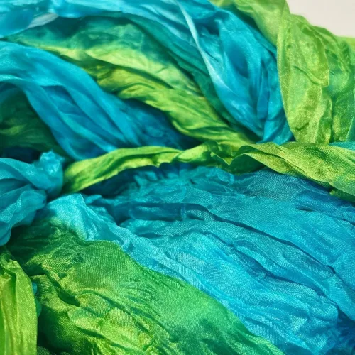 Twistet Silketørklæde 90156 Turkis Æblegrøn, frisk, klare, farver, blå, grøn, biarritz, snoet, krøllet, crash, ren, ægte, 100%, silke, silketørklæde, aflangt, tonet, koloreret, akvarel, tone-i-tone, ensfarvet, farvespil, sporty, elegant, smart, moderne, flot, lækkert, kvalitet, eksklusivt, damer, gave, gaveide, nordisk, stil, design, grønne, turkis, petrol, klædeligt, dansk, sjal, biti, ribe