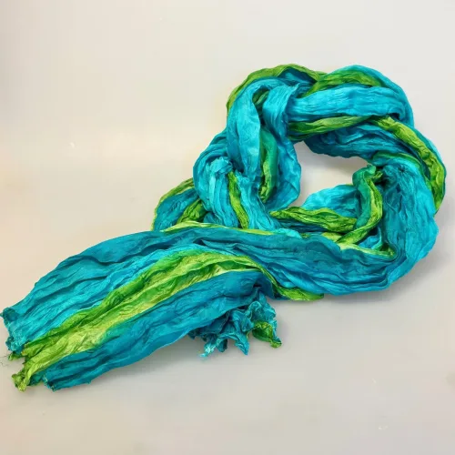 Twistet Silketørklæde 90156 Turkis Æblegrøn, frisk, klare, farver, blå, grøn, biarritz, snoet, krøllet, crash, ren, ægte, 100%, silke, silketørklæde, aflangt, tonet, koloreret, akvarel, tone-i-tone, ensfarvet, farvespil, sporty, elegant, smart, moderne, flot, lækkert, kvalitet, eksklusivt, damer, gave, gaveide, nordisk, stil, design, grønne, turkis, petrol, klædeligt, dansk, sjal, biti, ribe