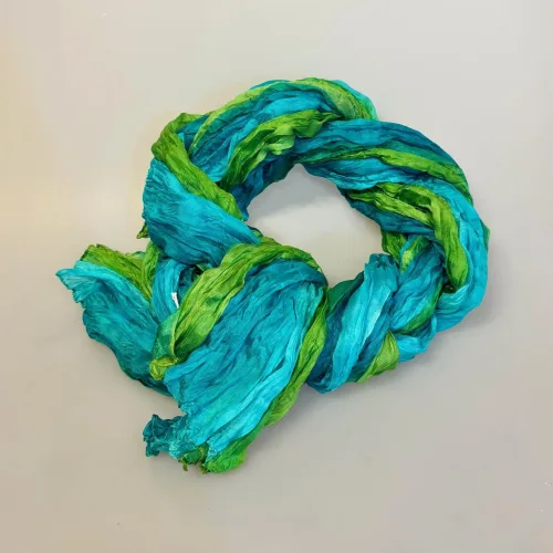 Twistet Silketørklæde 90156 Turkis Æblegrøn, frisk, klare, farver, blå, grøn, biarritz, snoet, krøllet, crash, ren, ægte, 100%, silke, silketørklæde, aflangt, tonet, koloreret, akvarel, tone-i-tone, ensfarvet, farvespil, sporty, elegant, smart, moderne, flot, lækkert, kvalitet, eksklusivt, damer, gave, gaveide, nordisk, stil, design, grønne, turkis, petrol, klædeligt, dansk, sjal, biti, ribe