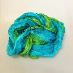 Twistet Silketørklæde 90156 Turkis Æblegrøn, frisk, klare, farver, blå, grøn, biarritz, snoet, krøllet, crash, ren, ægte, 100%, silke, silketørklæde, aflangt, tonet, koloreret, akvarel, tone-i-tone, ensfarvet, farvespil, sporty, elegant, smart, moderne, flot, lækkert, kvalitet, eksklusivt, damer, gave, gaveide, nordisk, stil, design, grønne, turkis, petrol, klædeligt, dansk, sjal, biti, ribe