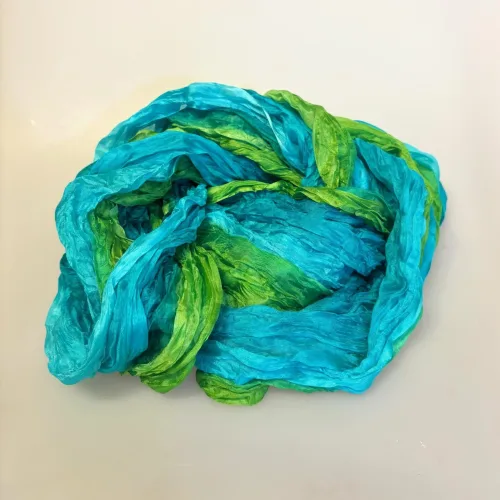 Twistet Silketørklæde 90156 Turkis Æblegrøn, frisk, klare, farver, blå, grøn, biarritz, snoet, krøllet, crash, ren, ægte, 100%, silke, silketørklæde, aflangt, tonet, koloreret, akvarel, tone-i-tone, ensfarvet, farvespil, sporty, elegant, smart, moderne, flot, lækkert, kvalitet, eksklusivt, damer, gave, gaveide, nordisk, stil, design, grønne, turkis, petrol, klædeligt, dansk, sjal, biti, ribe