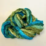 Twistet Silketørklæde 90157 Grøn Petrol Messing, twistet, Cork, snoet, krøllet, crash, ren, ægte, 100%, silke, silketørklæde, aflangt, tonet, koloreret, akvarel, tone-i-tone, ensfarvet, farvespil, sporty, elegant, smart, moderne, flot, lækkert, kvalitet, eksklusivt, damer, gave, gaveide, nordisk, stil, design, grønne, turkis, petrol, klædeligt, dansk, sjal, biti, ribe